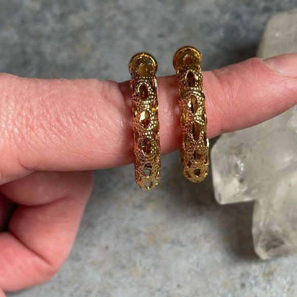 🌝 Gold Puff Hoop Earrings 🌝 - Picture 7 of 8